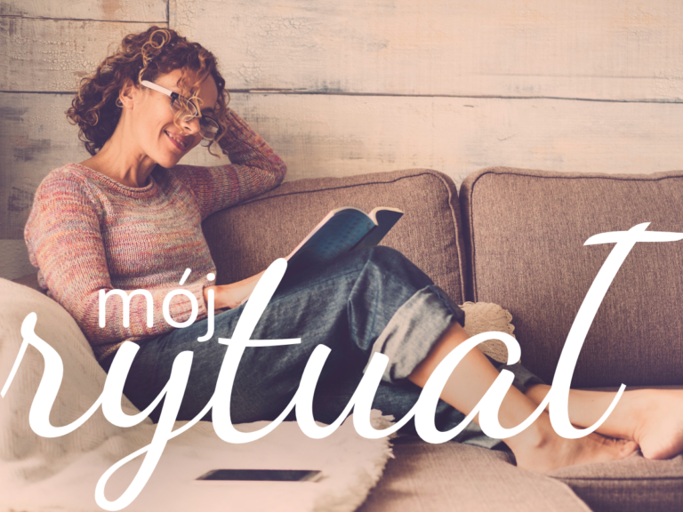 Kobieta siedzi wygodnie na kanapie z książką na kolanach. Rytuał czytania czytanie dla przyjemności