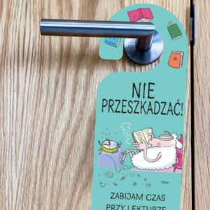 zawieszka na drzwi nie przeszkadzać zabijam czas przy lekturze