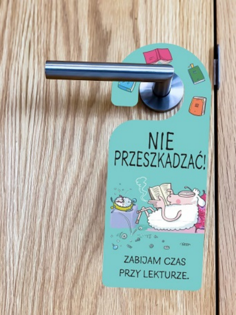 zawieszka na drzwi nie przeszkadzać zabijam czas przy lekturze