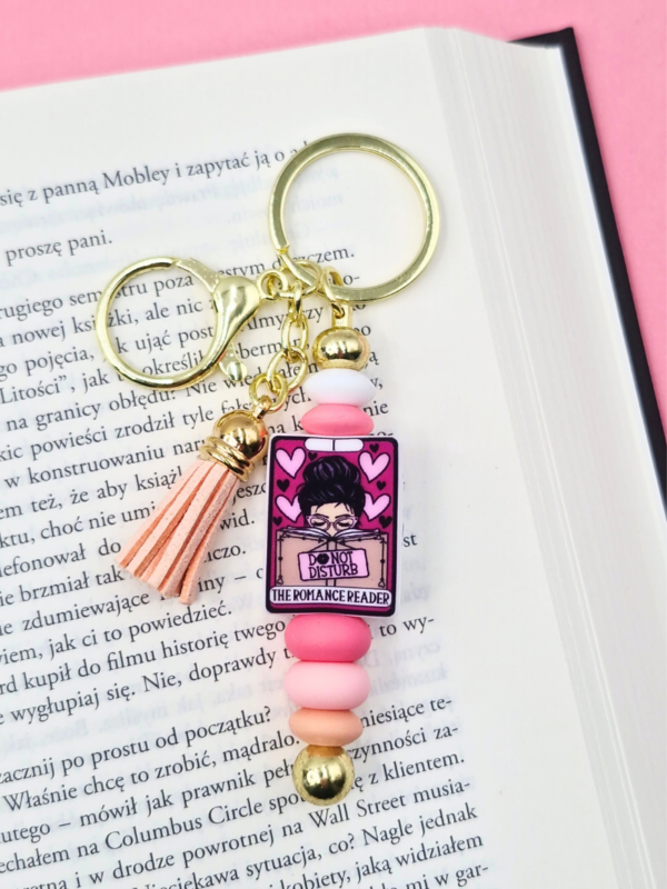 stylowy breloczek bag charm dla fanek książek czytelniczek romansów różowy złoty