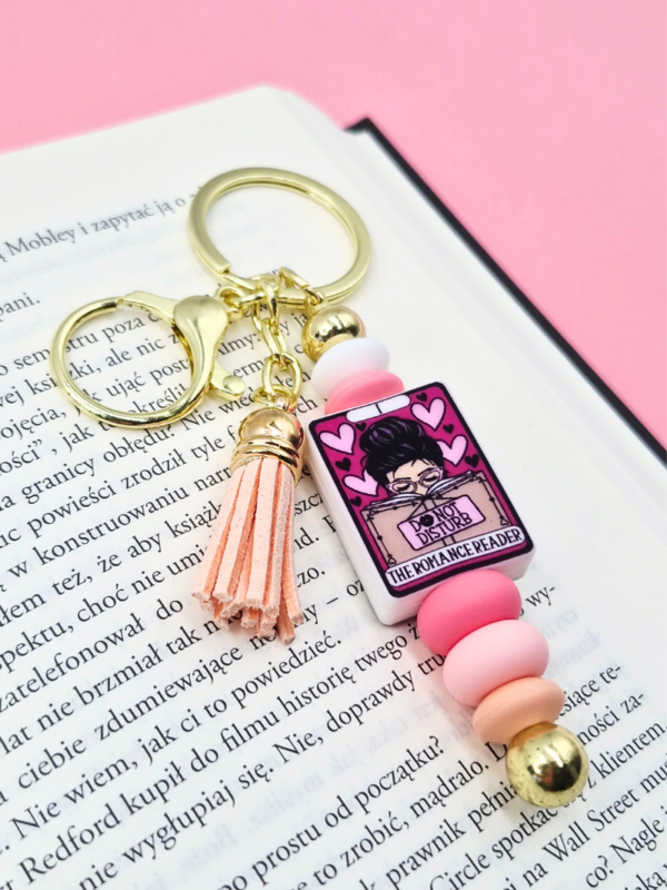 bag charm breloczek zawieszka na plecak lub torebkę dla miłośniczek książek czytania romansów w kolorze złotym i różowym na prezent