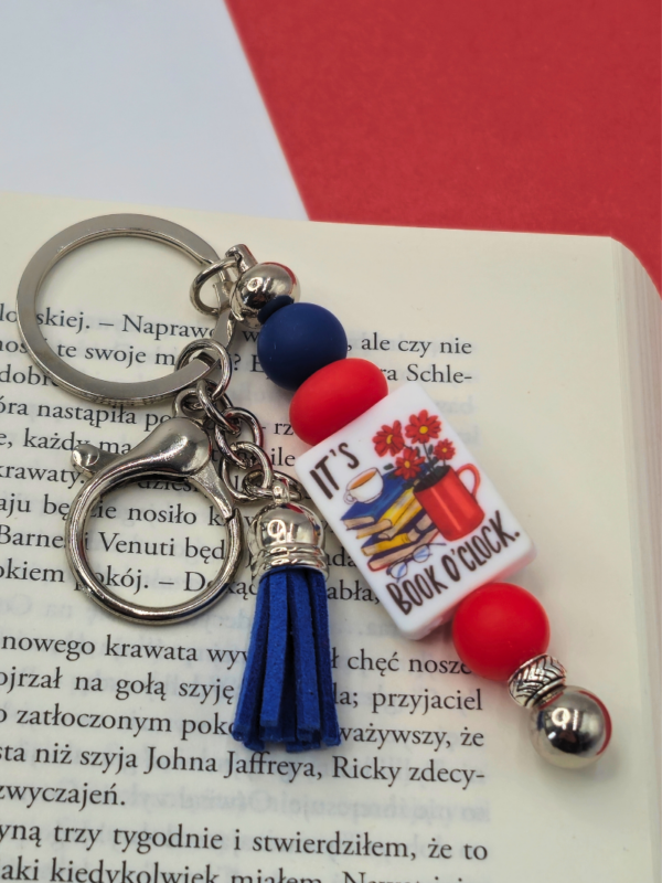 czas na książkę - to modny i oryginalny breloczek dla fanów czytania i książek