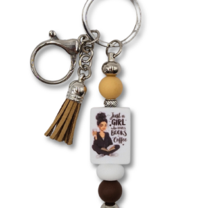 stylowy breloczek w kolorach kawy z mlekiem i śmietanki oraz z napisem Just a Girl who loves Books and Coffee idealny na prezent dla miłośnika książek i kawy