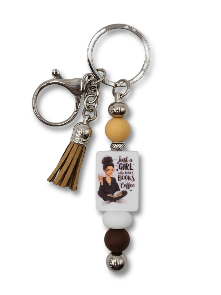 stylowy breloczek w kolorach kawy z mlekiem i śmietanki oraz z napisem Just a Girl who loves Books and Coffee idealny na prezent dla miłośnika książek i kawy