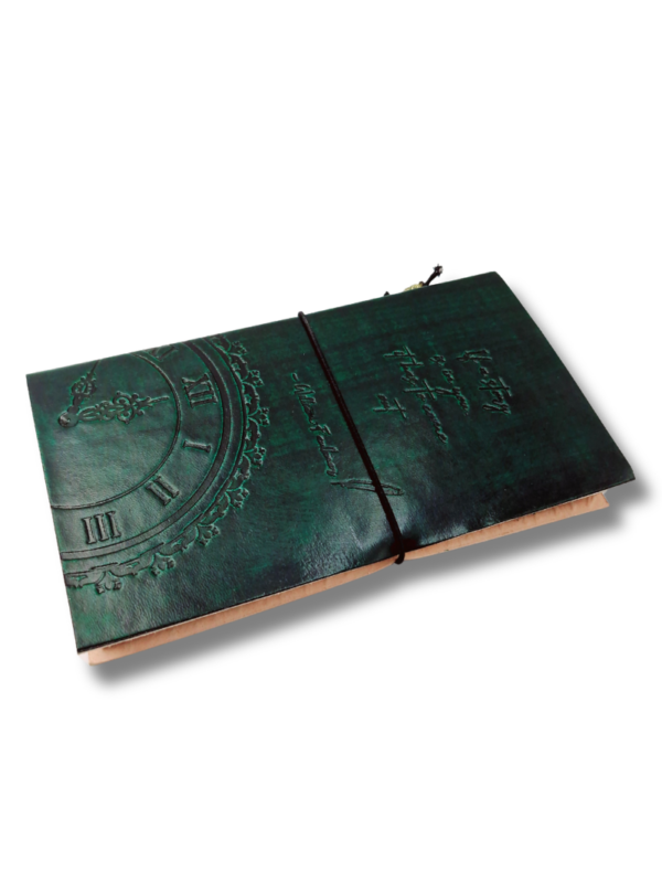 Ciemnozielony skórzany dziennik ręcznie robiony z naturalnej skóry z tłoczeniami i cytatem książkowym