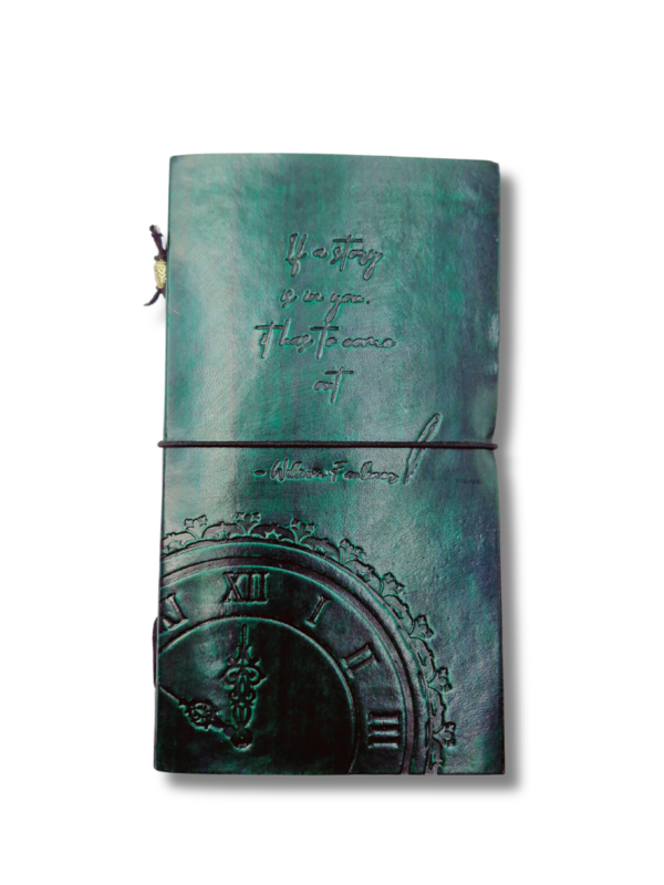 dziennik z naturalnej skóry barwiony na ciemną zieleń. tłoczenie z motywem zegara oraz cytat Ifa a story is in you