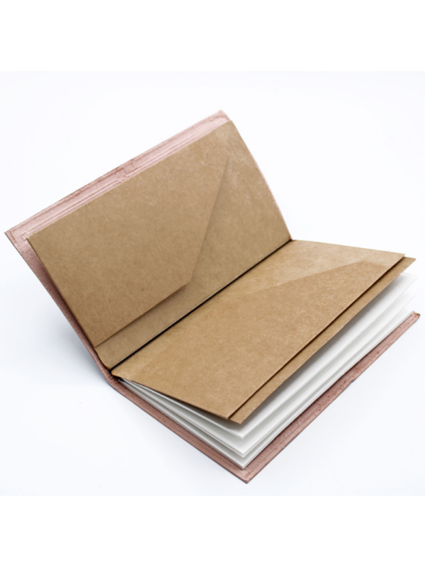 dziennik_skorzany_kieszonki wnętrze dziennika skórzanego kartonowe kieszonki na pamiątki, dziennik z kieszonkami