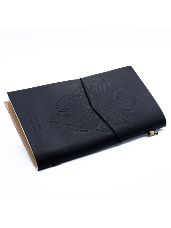 dziennik_skorzany_my_book_of_spells_02 tylna część okładki skórzanego czarnego dziennika notesu z naturalnej skóry i papieru z recyklingu. Skóra tłoczona w magiczne wzory