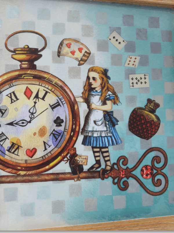 zbliżenie na Alicję na obrazie. Alicja trzyma się zegara wokół latają karty do gry i buteleczki