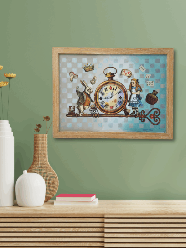 Obraz z Alicją i królikiem na zielonej ścianie