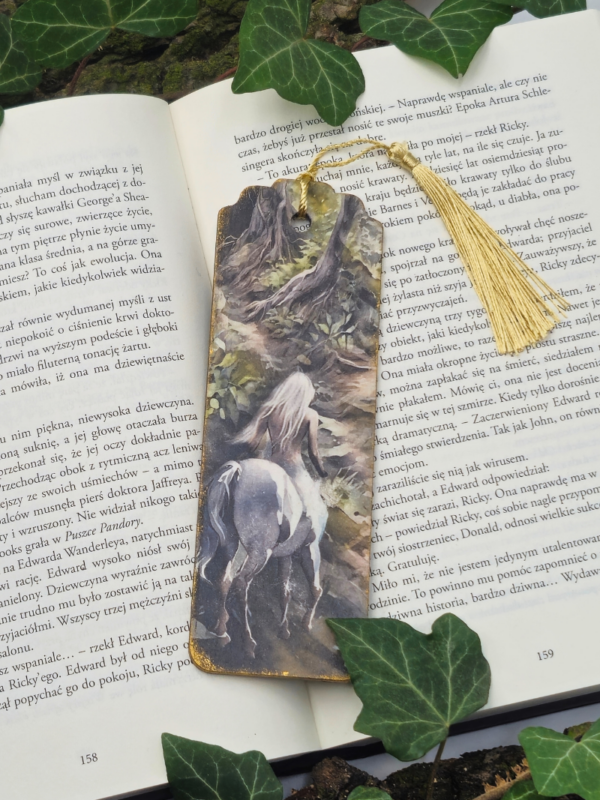 zakładka do książki drewniana z białym centaurem i ozdobnym chwostem