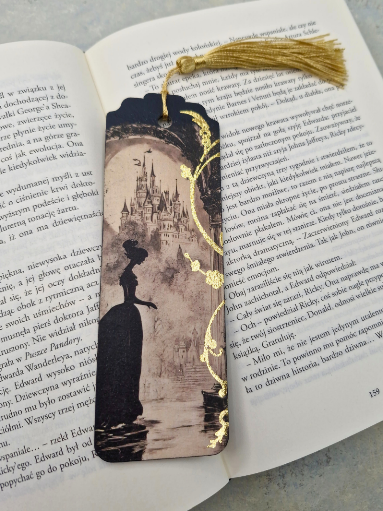 Zakładka drewniana Kopciuszek nawiązanie do baśni złocone elementy i ozdobny chwost