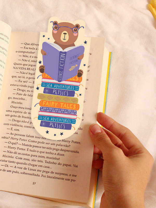 zakładka dla dzieci z misiem który czyta książki i siedzi na górze ksiązek