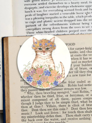 zakładka magnetyczna okrągła z kotkiem w słodkim wianku z kwiatów