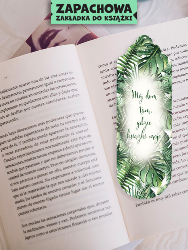 zakładka z napisem mój dom tam, gdzie książki moje z roślinami doniczkowymi, monsterami, palmami i paprociami