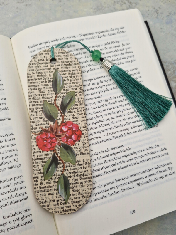 zakładka z papierem ze starej encyklopedii i motywem malin