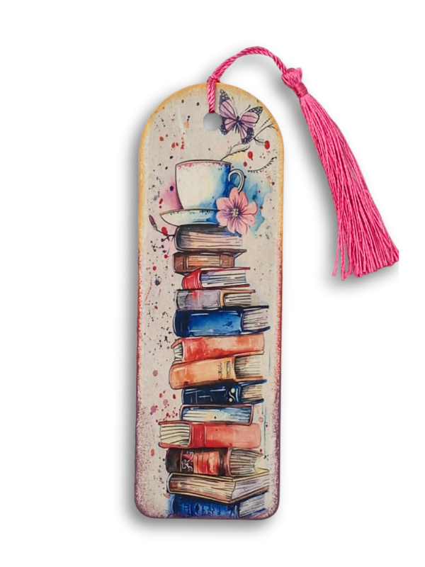 zakładka drewniana kolorowa z motywem książkowym i elementami w kolorze różowym