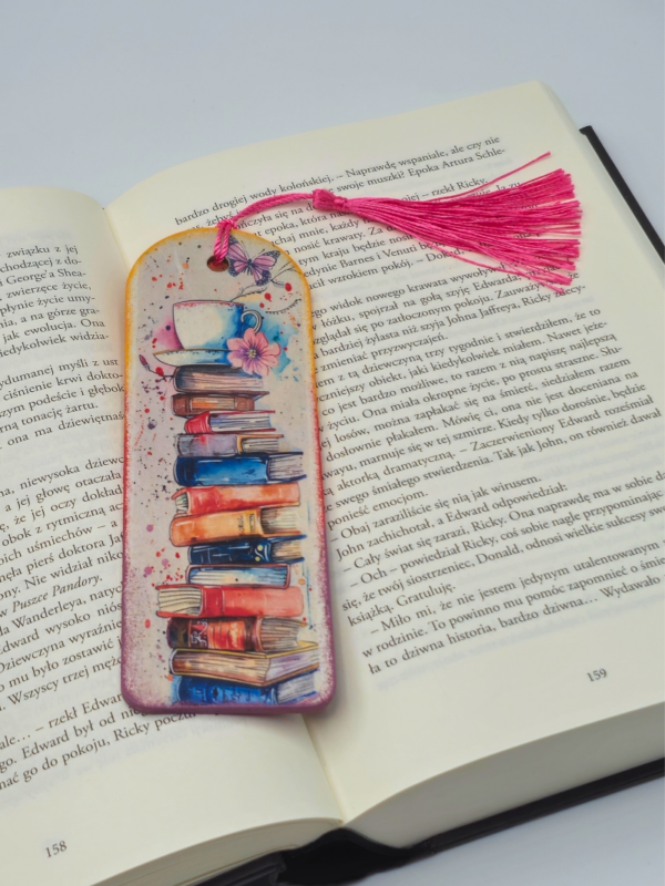 książkowa zakładka drewniana z filiżanką, książkami i różowym chwostem