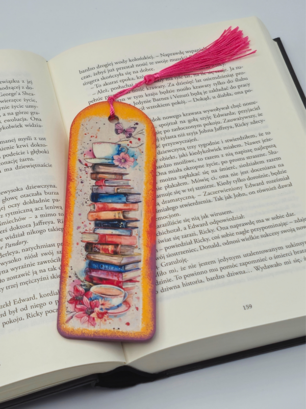 kolorowa zakładka do książki z drewna z różowym frędzlem