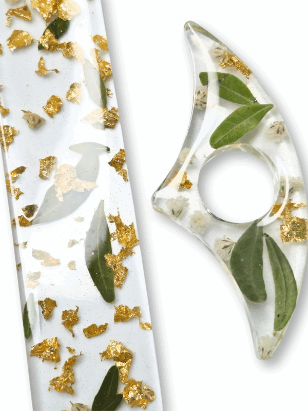 przezroczysta zakładka i uchwyt z żywicy do książki z zatopionymi liskami, kwiatami gipsówki i drobinkami złota