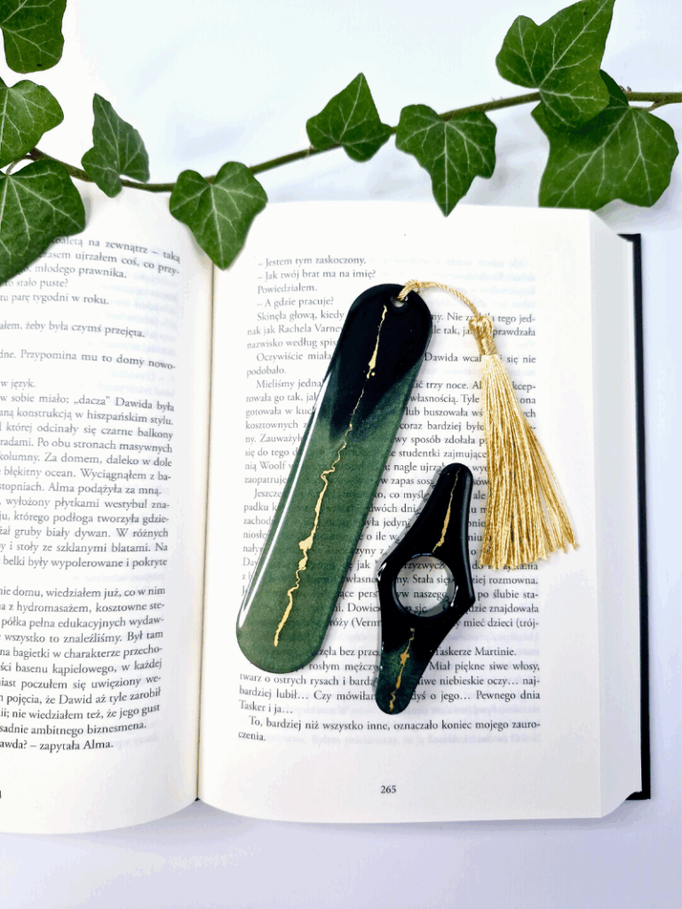 czarno-zielono-złota zakładka z żywicy epoksydowej oraz uchwyt na kciuk