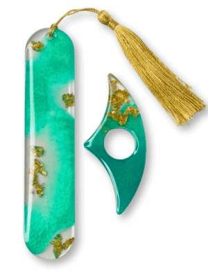 zestaw prezentowy zakładka i uchwyt do książki z żywicy epoksydowej w kolorze turkusowym z płatkami złota i złotym chwostem