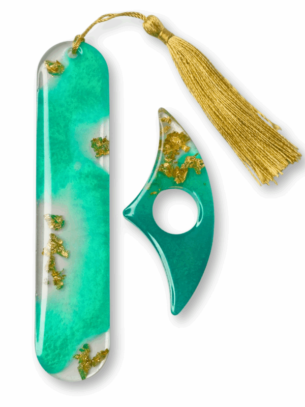 zestaw prezentowy zakładka i uchwyt do książki z żywicy epoksydowej w kolorze turkusowym z płatkami złota i złotym chwostem