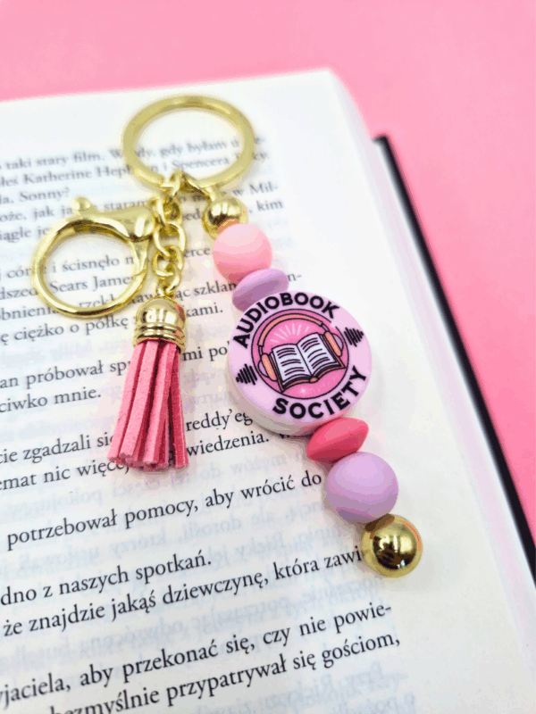 idealny na prezent różowy breloczek dla miłośniczki czytania i słuchania audiobooków