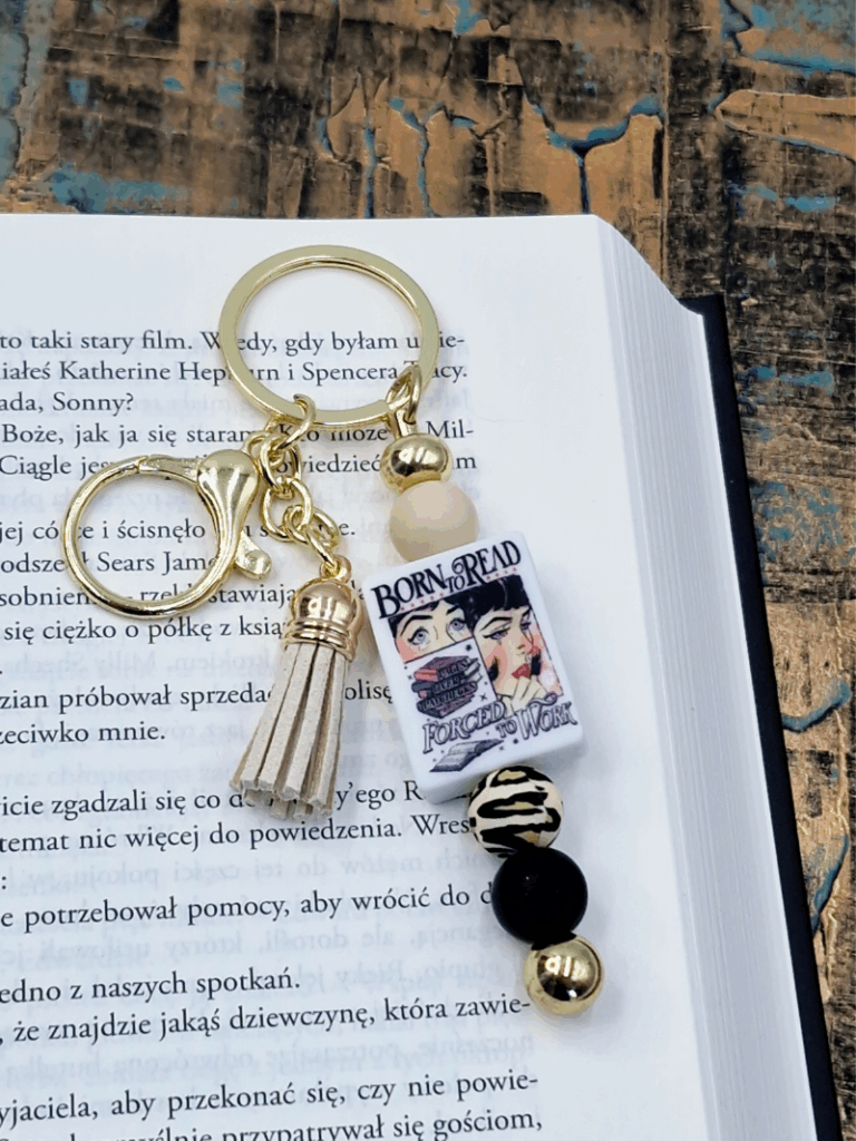 breloczek zawieszka do torebki dla miłośniczki czytania książek z zabawnym tekstem born to read forced to work