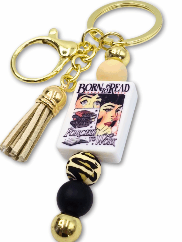 breloczek zawieszka z zabawnym tekstem born to read forced to work dla miłośniczki książek