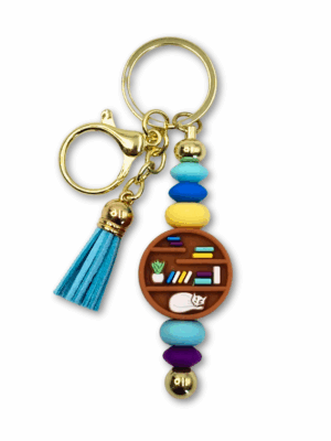 breloczek kolorowy na prezent zawieszka do torby lub plecaka z regałem z książkami i kotem