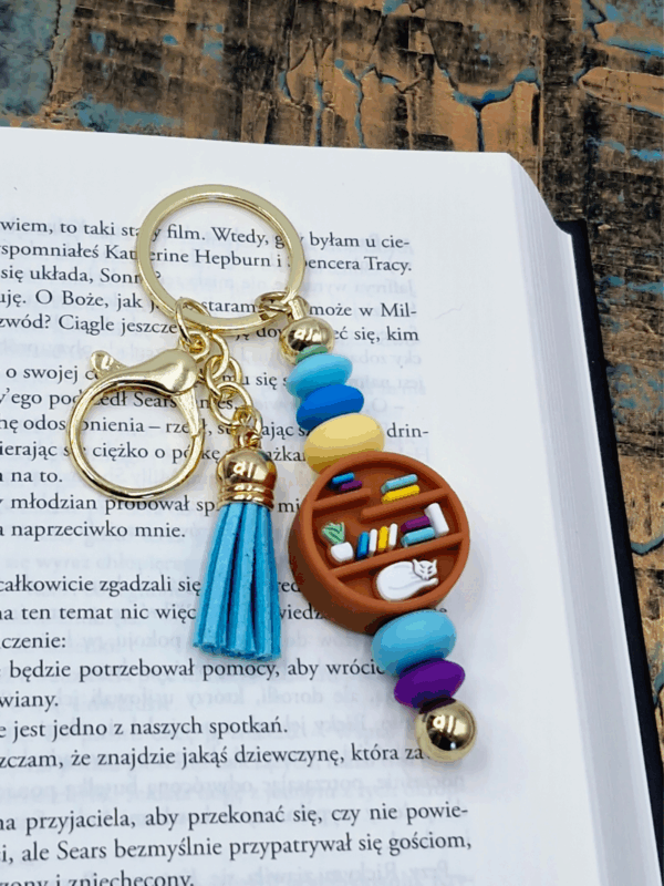 breloczek z książkami i białym kotem kolorowy dla miłośniczek czytania książek i kotów