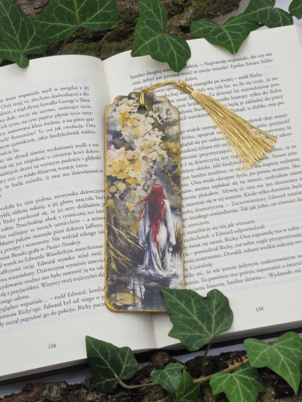 drewniana zakładka rękodzieło unikatowa ze słowiańską rusałką