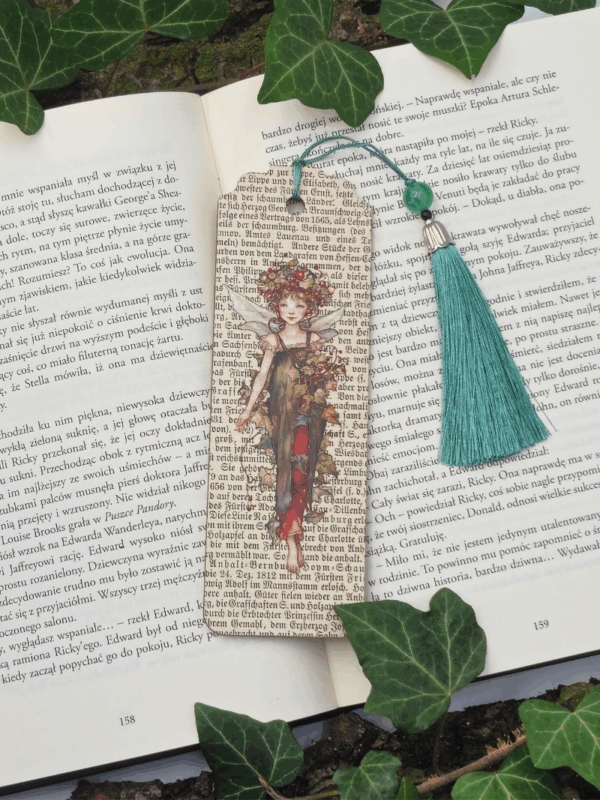 zakładka drewniana handmade z wirą bóstwem słowiańskim i starym drukiem oraz ozdobnym chwostem