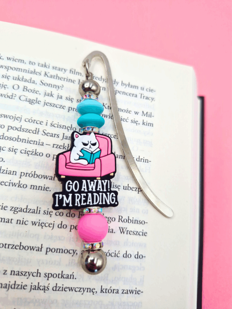 metalowa zakładka z kolorowymi koralikami różowymi i turkusowymi z kotem. zakładka dla miłośniczek kotów i czytania