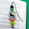 zakładka metalowa z koralikami kolorowymi i napisem: life is better with cats and books