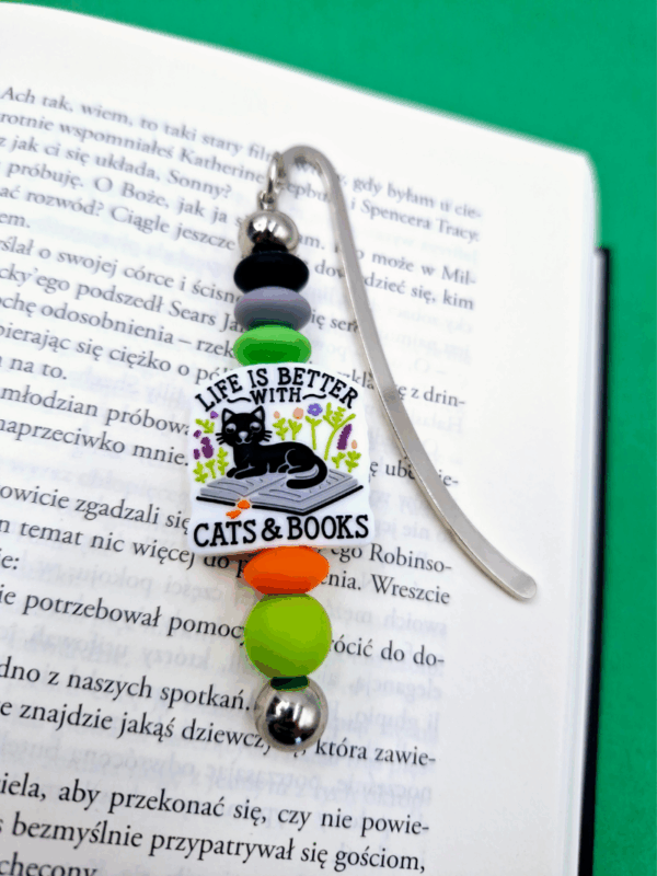 zakładka metalowa z koralikami kolorowymi i napisem: life is better with cats and books
