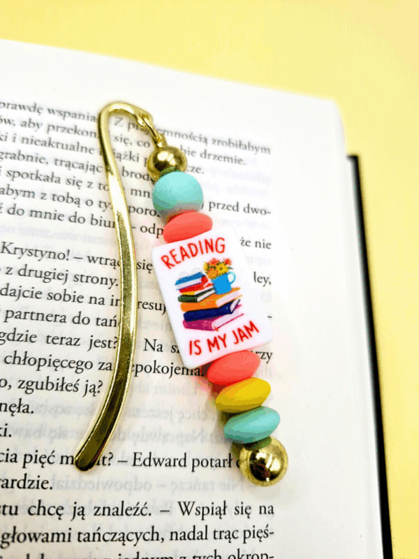 metalowa zakładka z kolorowymi koralikami i napisem: reading is my jam idealna na prezent dla książkoholiczki