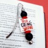zakładka metalowa z koralikami dla fana literatury true crime z napisem true crime junkie w kolorze czarno czerwonym