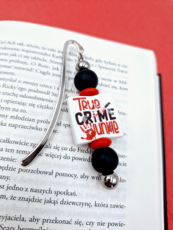 zakładka metalowa z koralikami dla fana literatury true crime z napisem true crime junkie w kolorze czarno czerwonym