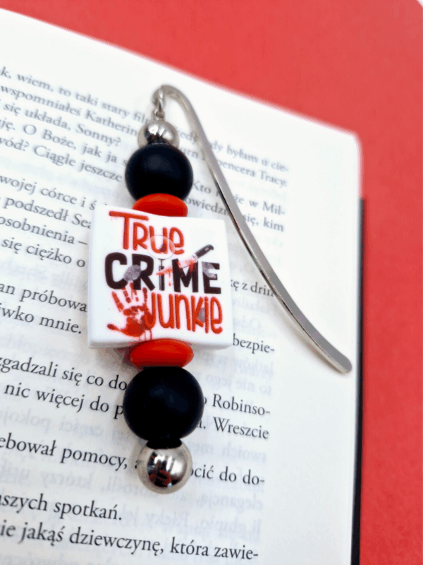 zakładka metalowa do książki dla fana kryminałów opartych na faktach w kolorze czarno-czerwonym