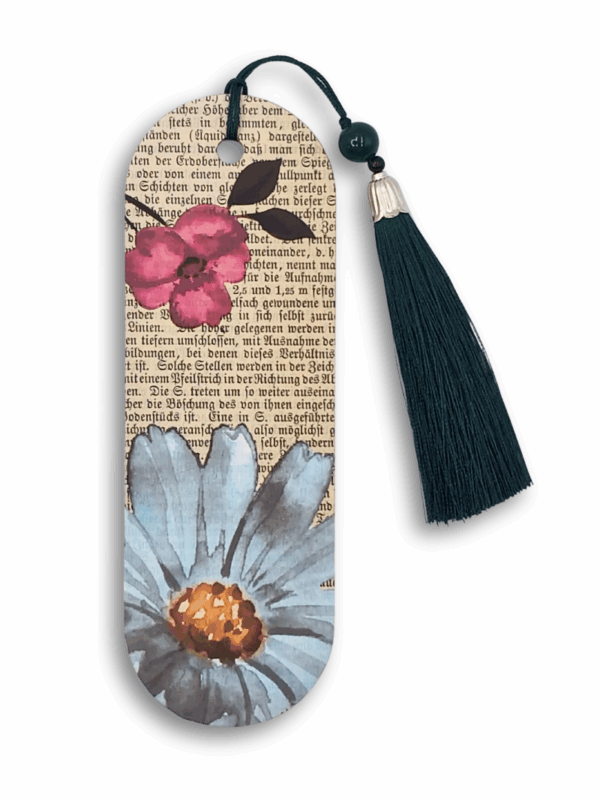 zakładka drewniania handmade ozdobiona starym drukiem i kwiatami