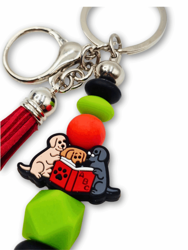 pieski czytające książkę - breloczek książkowy na prezent dla dzieci