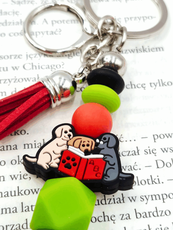 kolorowy breloczek książkowy dla dzieci z pieskami czytającymi książkę