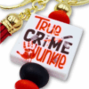Breloczek_dla_fanów_true_crime_02 breloczek z napisem true crime junkie w kolorze biało-czarno-czerwonym