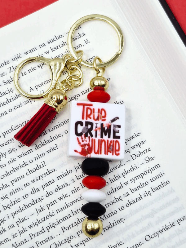 Breloczek_dla_fanów_true_crime_03 breloczek czerwony dla fana kryminałów i prawdziwych zbrodni