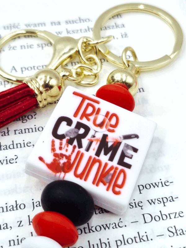 Breloczek_dla_fanów_true_crime_04 breloczek dla fanów książek o prawdziwych zbrodniach