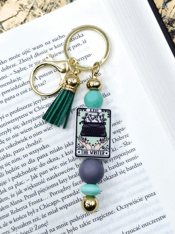 breloczek z maszyną do pisania w formie karty tarota z napisem the writer dla pisarza pisarki na prezent