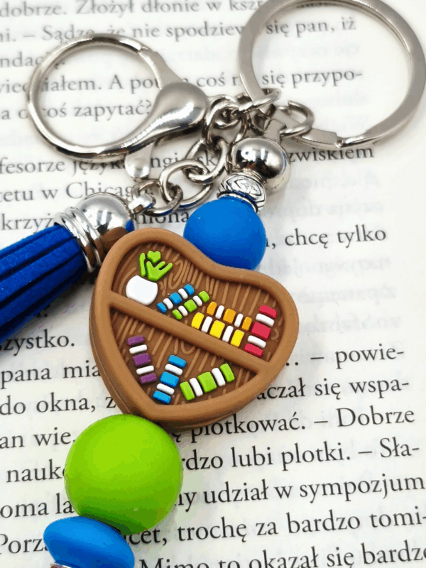 breloczek z sercem i książkami dla miłośników czytania booklovers