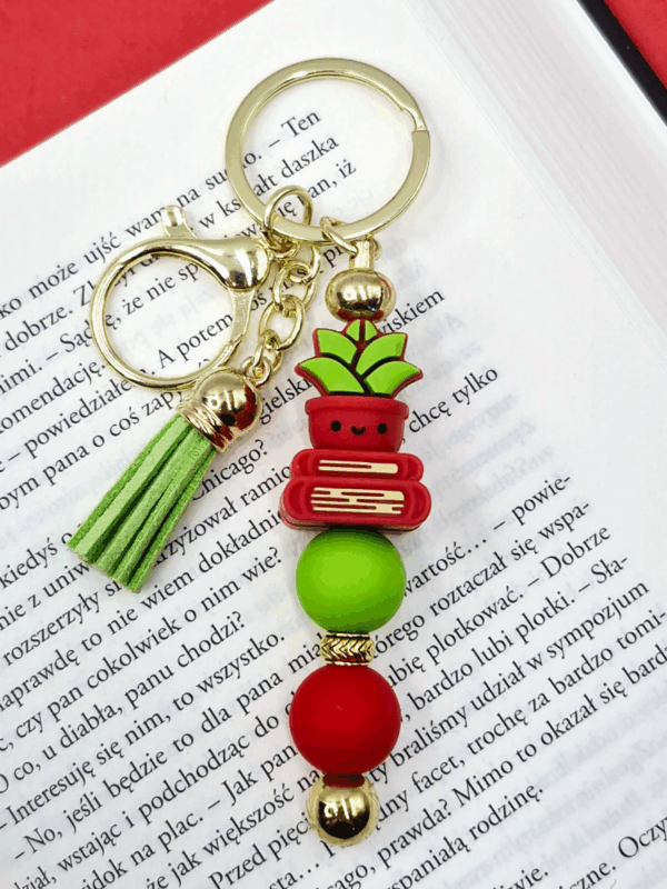 kolorowy gadżet na prezent dla miłośniczki roślin i książek breloczek plant lover
